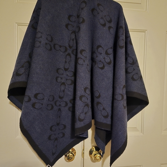 COACH TWO-TONE REVERSIBLE SIGNATURE LOGO PONCHO IN BLACK & BLUE - Picture 3 of 5
